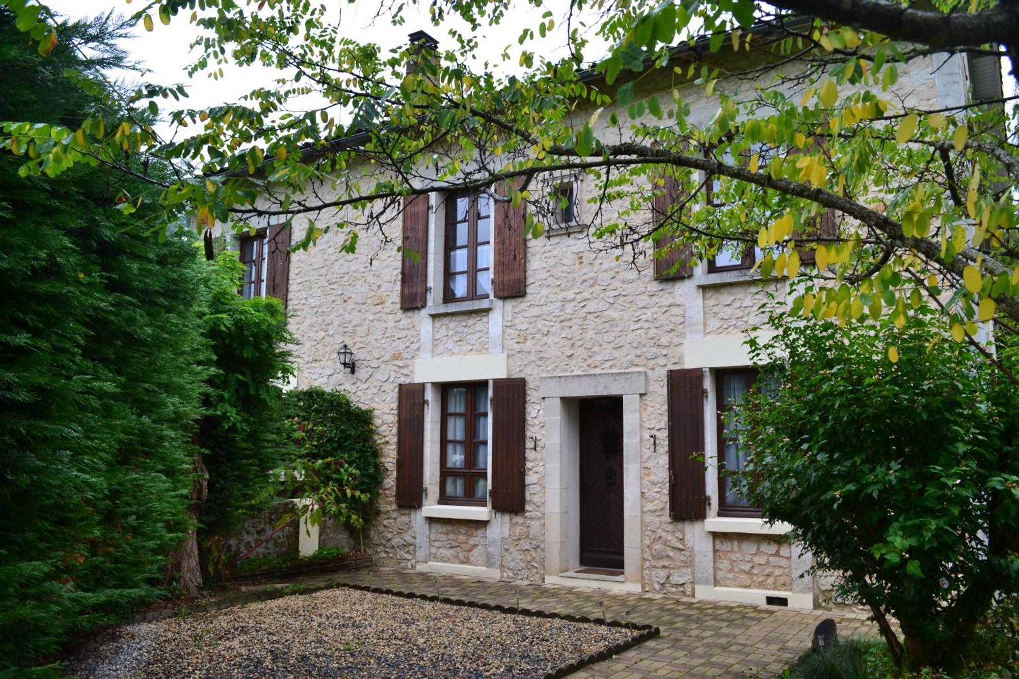Les Bruyeres B&B Montbron Eksteriør bilde